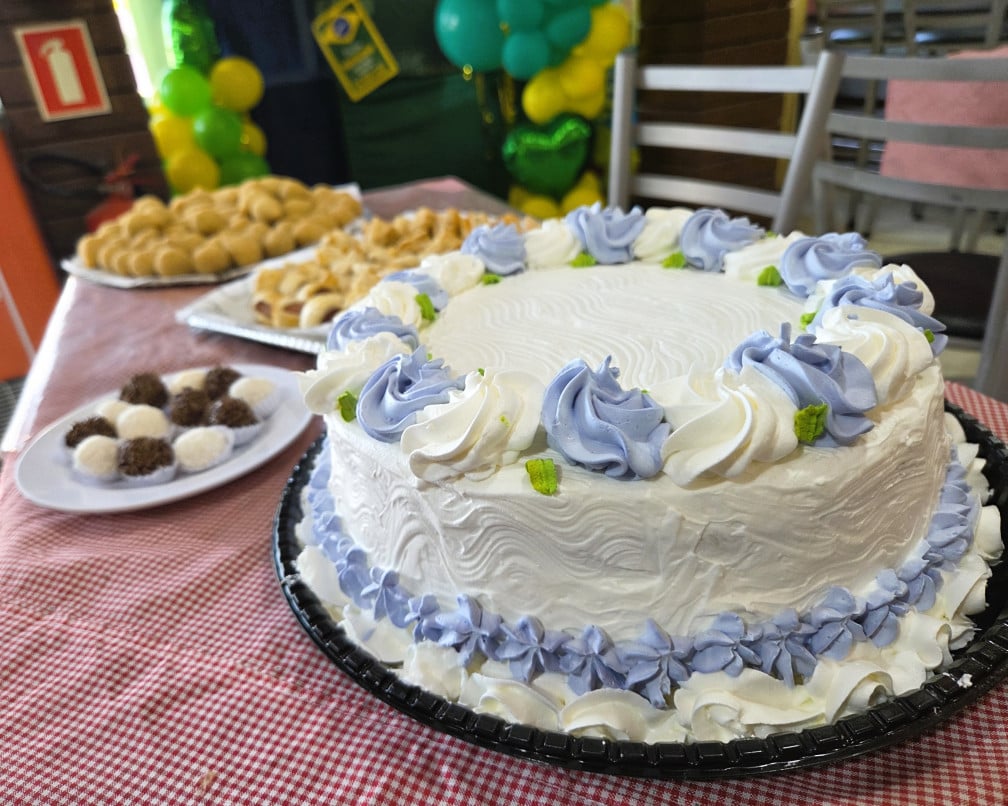 O lan&ccedil;amento do Kit Festa, que re&uacute;ne torta, salgadinhos e docinhos foi uma aposta que rendeu bons resultados para o neg&oacute;cio | Gustavo Marchant/Especial/JC