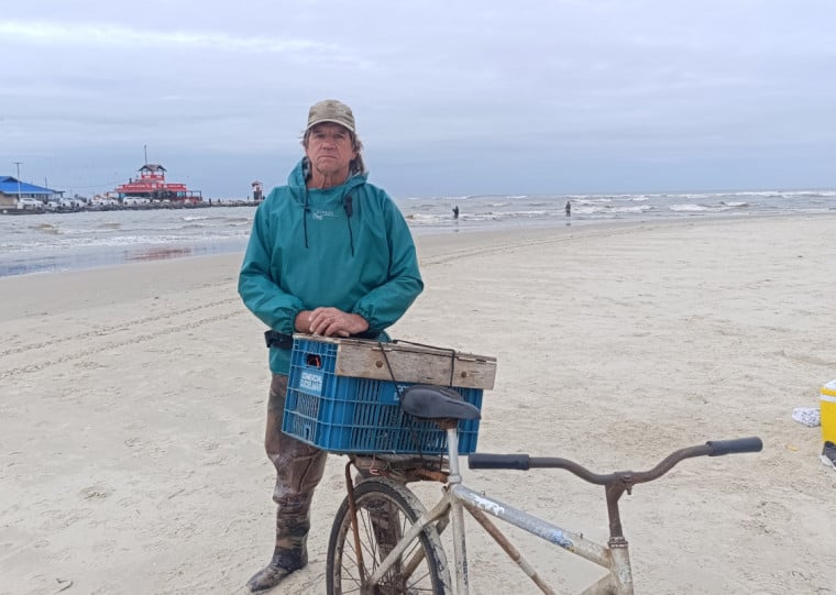 Pescador Francelino Antônio dos Santos Neto conta que mamíferos ajudaram muito durante os 40 anos de pescaria na região