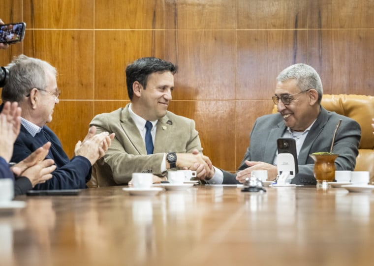 O presidente da Câmara Municipal de Porto Alegre, Moisés Barboza, entregou o texto final do Plano Diretor, votado em abril, ao prefeito Sebastião Melo