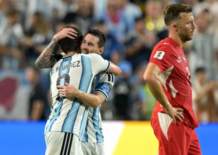 Sob a dependência de Lionel Messi e com um golaço de Julián Álvarez, os atuais campeões avançaram na Copa do Mundo