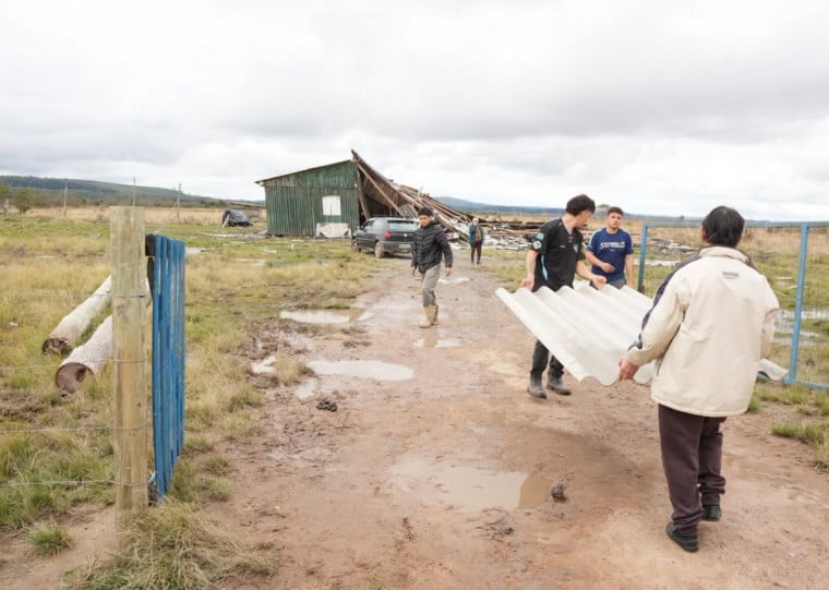 Defesa Civil de Eldorado do Sul distribui telhas aos atingidos por tempestade