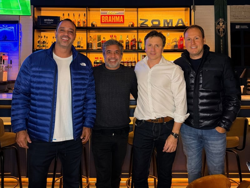 Claudio, Roberto, Leandro e Rodrigo investiram cerca de R$ 700 mil para dar vida ao Zoma Bar<br />Foto: William Vieira/Divulga&ccedil;&atilde;o/JC