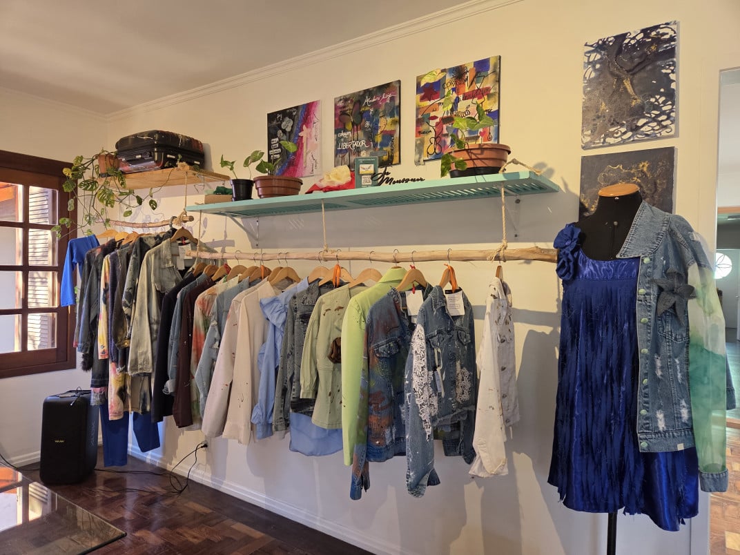 Os produtos da marca de Juliane ficam expostos na sala principal | Manuela Cassano/Especial/JC