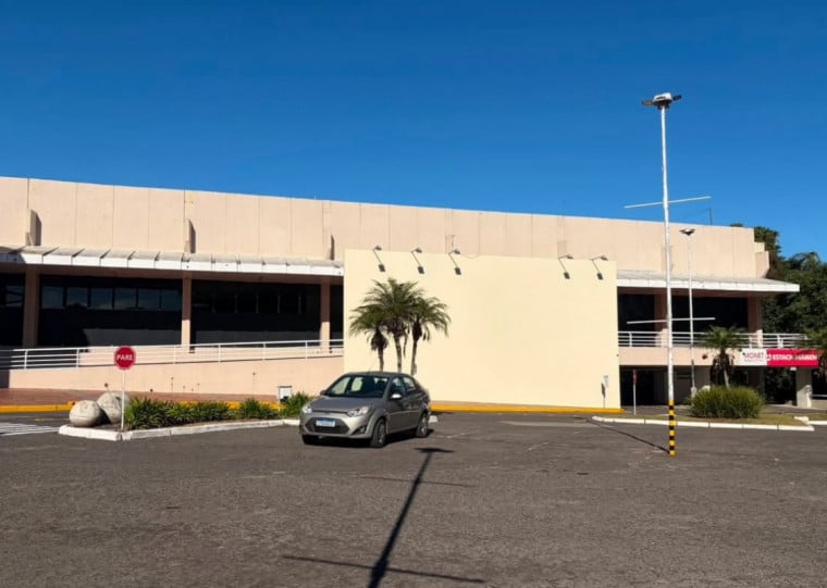 Espa&ccedil;o deixado pelo Carrefour no Monet Plaza Shopping foi desocupado e espera nova marca