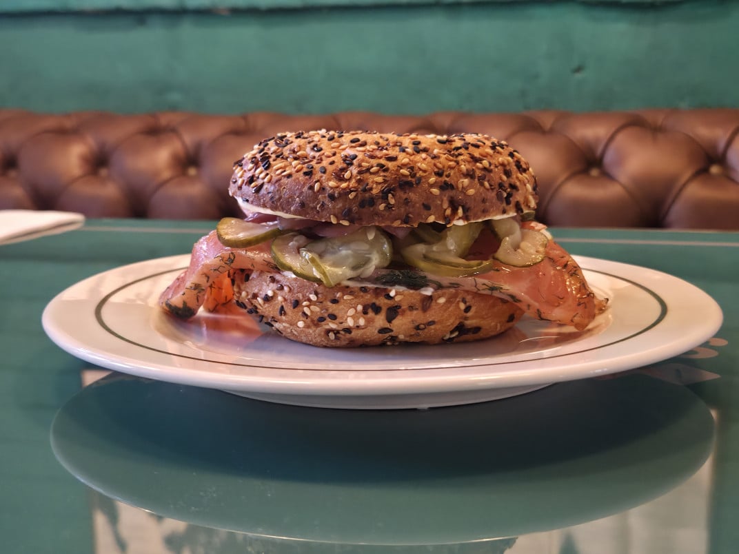 Na &aacute;rea dos sandu&iacute;ches, o bagel de salm&atilde;o, R$ 69,00 se destaca | Gustavo Marchant/Especial/JC