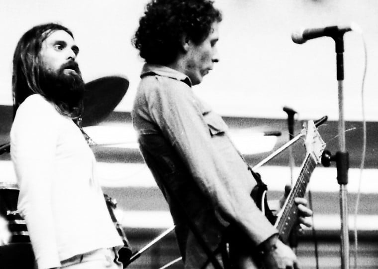 Guitarrista que fez história com Liverpool e Bixo da Seda se une a banda tributo para reviver os primórdios do rock gaúcho