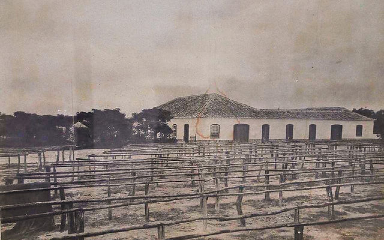 Nos prim&oacute;rdios da Charqueada S&atilde;o Jo&atilde;o, varais eram utilizados para pendurar o charque salgado antes das vendas | CHARQUEADA S&Atilde;O JO&Atilde;O/ARQUIVO/CIDADES