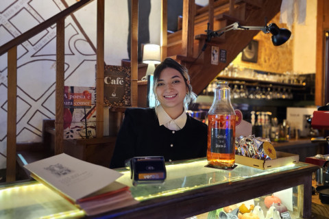 Martina Mombelli é sócia do Café Mal Assombrado, negócio que opera no Centro Histórico de Porto Alegre unindo cultura e cafeteria