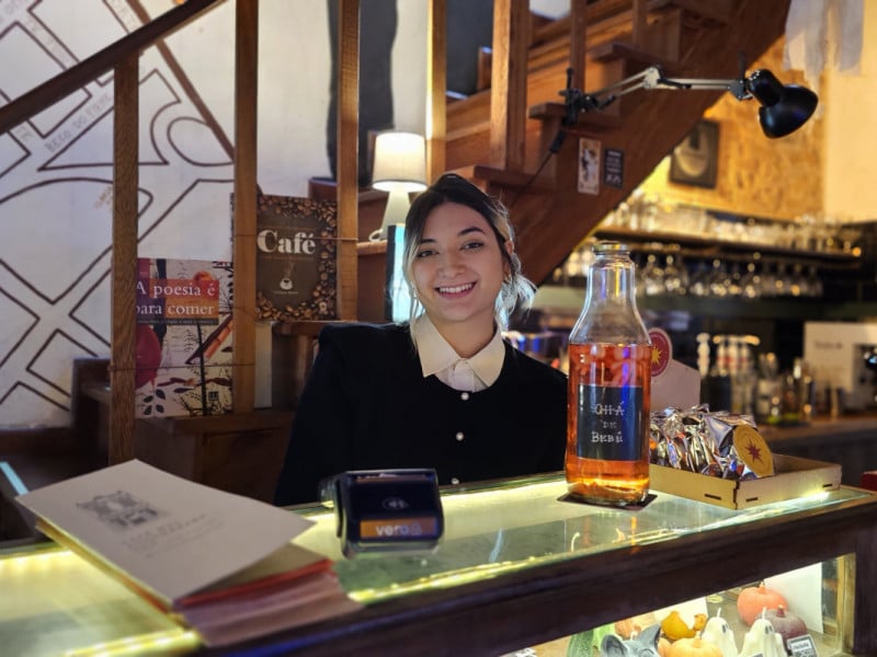Martina Mombelli &eacute; s&oacute;cia do Caf&eacute; Mal Assombrado,  neg&oacute;cio que opera no Centro Hist&oacute;rico de Porto Alegre unindo cultura e cafeteria<br />Foto: NATHAN LEMOS/JC