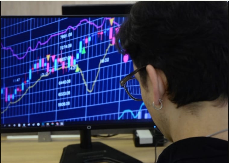 Aportes em IA chegam a US$ 1,757 trilhão até 2025, gerando debates sobre sua sustentação econômica