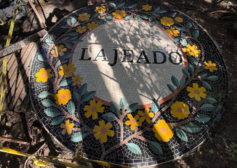Assinado pelo artista Leonardo Posenato, o mosaico tem formato circular,e foi confeccionado com pedras cerâmicas e porcelanas