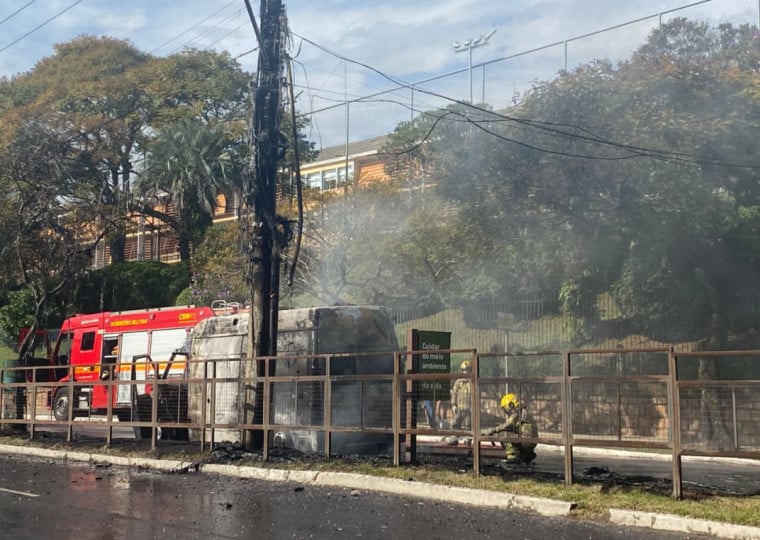 Veículo pegou fogo na avenida Nilo Peçanha