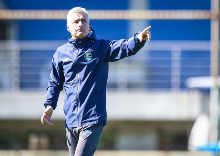 Luis Castro fica na mira após revés contra o Mirassol