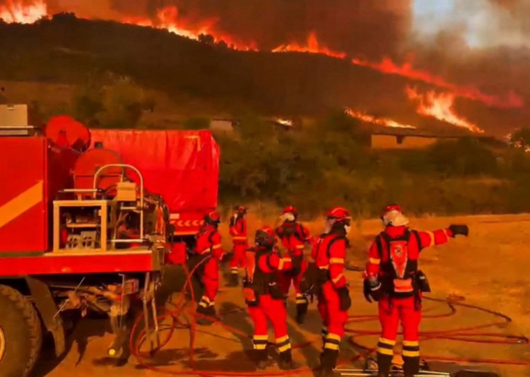 A operação de controle mobiliza cerca de 350 bombeiros e efetivos da Unidade Militar de Emergência