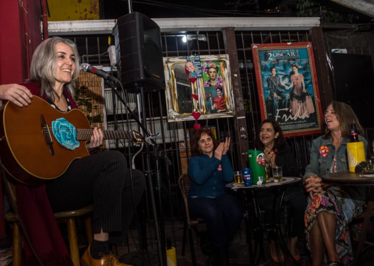 Adriana Deffenti propõe espaço seguro para mulheres explorarem o canto sem julgamentos 
