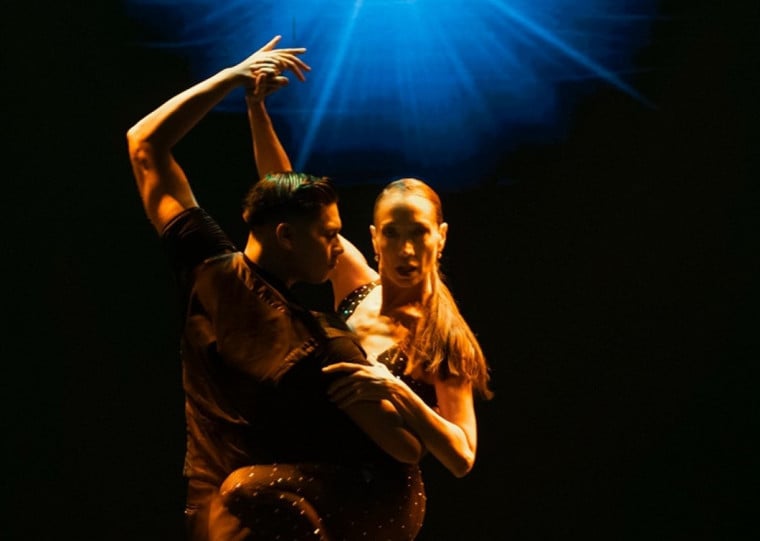 Mora Godoy volta ao Brasil após 18 anos com espetáculo que une tango e inteligência artificial 

