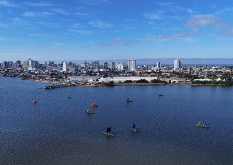 Aumento da população amplia a demanda por saneamento, mobilidade, saúde e segurança, exigindo planejamento para evitar que o crescimento pressione a capacidade das cidades