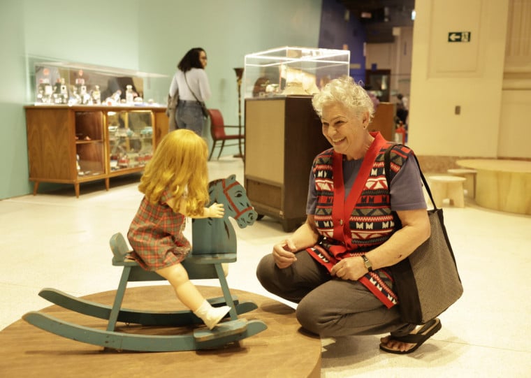 Valda da Silva ficou encantada com a exposição Uma viagem ao mundo dos brinquedos