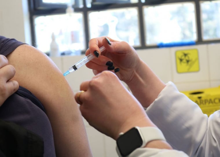 Apesar de política municipal de imunizações, vacina contra o HPV só atinge cerca de 5% do público-alvo