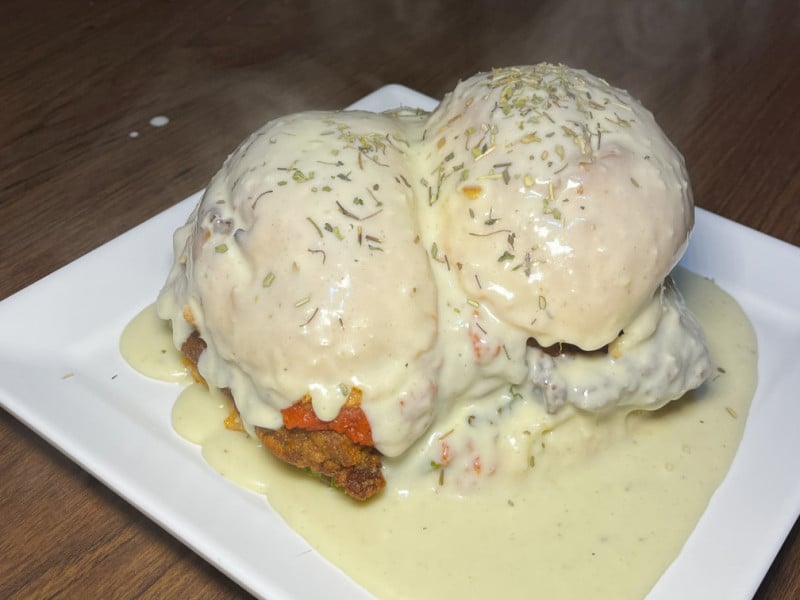 O xis &agrave; parmegiana, que custa R$ 82,90, destaca-se como um prato que, al&eacute;m de viralizar nas redes sociais, trouxe uma grande quantidade de clientes curiosos<br />Foto: Nosso Bar/Divulga&ccedil;&atilde;o/JC