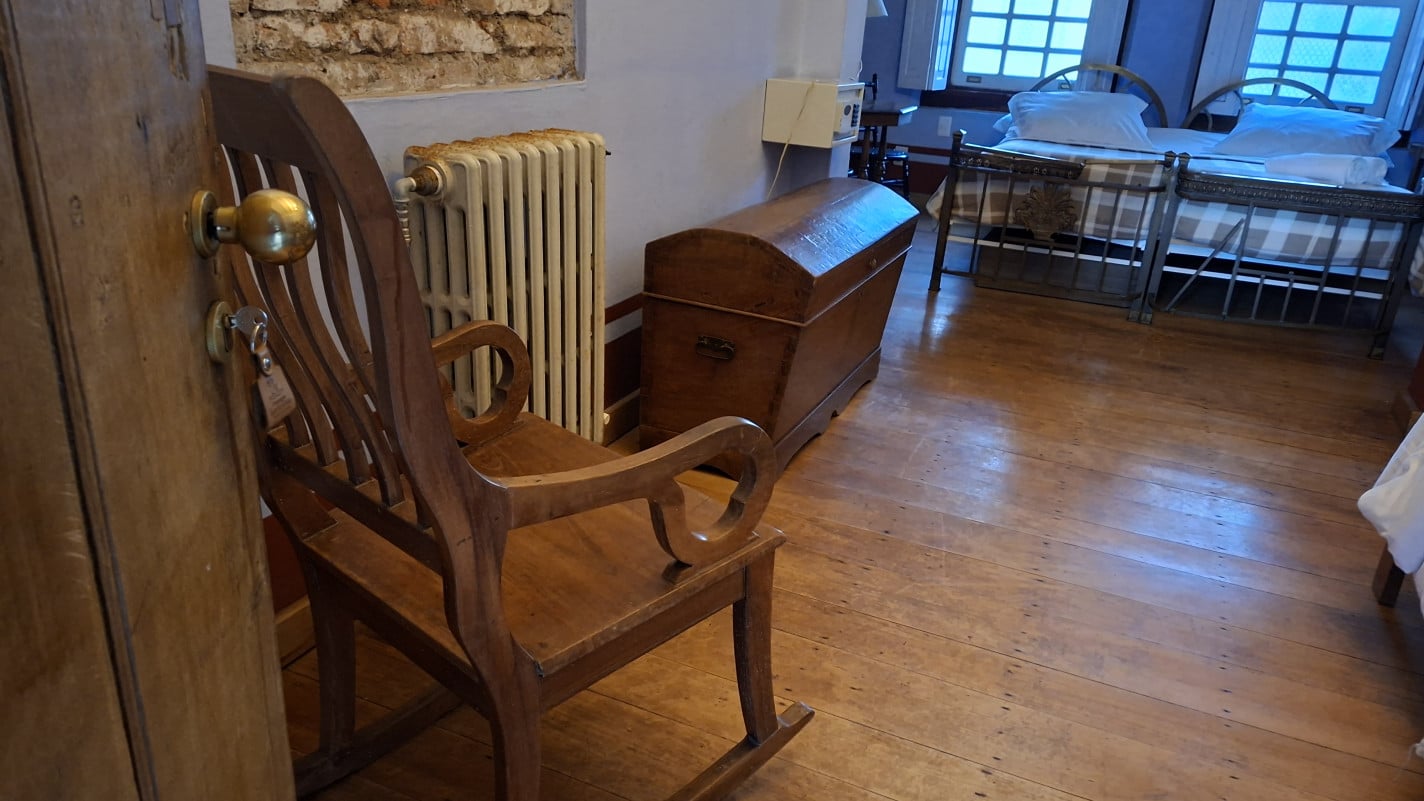 Os quartos possuem pisos de madeira de lei, ladrilhos hidr&aacute;ulicos, climatiza&ccedil;&atilde;o e, em alguns casos, lareiras e vista para o Arroio Pelotas | Samantha Beduhn/ESPECIAL/CIDADES