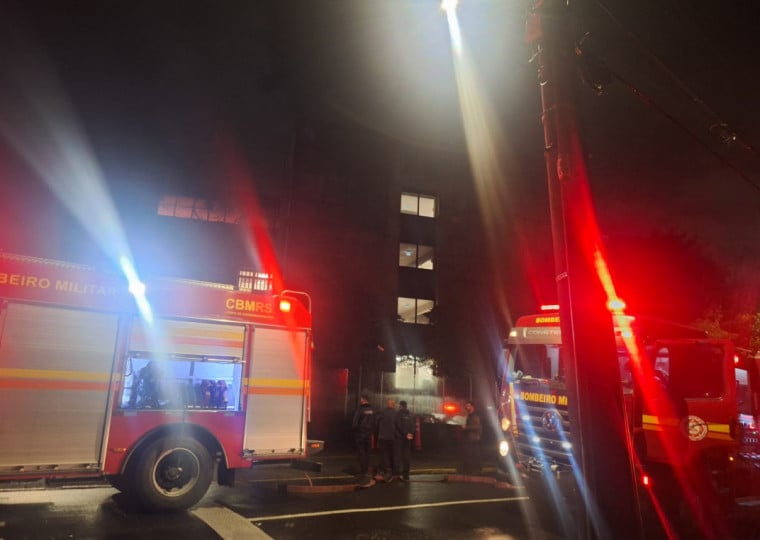 Chamas começaram no andar superior do Farroupilha, onde fica um espaço para ginástica