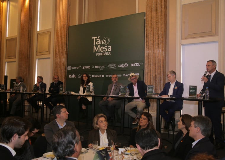 O debate com oito pr&eacute;-candidatos ao Senado na Federasul, com media&ccedil;&atilde;o do editor-chefe do Jornal do Com&eacute;rcio, Guilherme Kolling, reuniu l&iacute;deres empresariais na sede da entidade em Porto Alegre