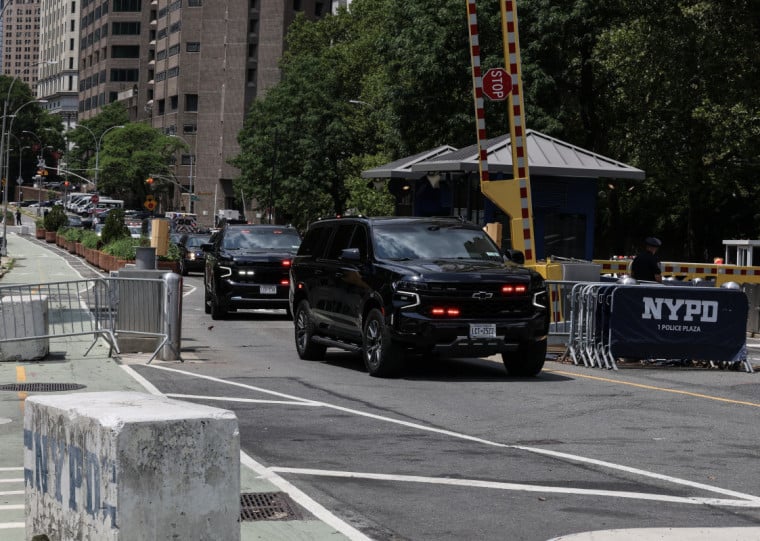 Maduro vestia uniforme prisional bege ao ser conduzido a um tribunal de Manhattan por agentes federais