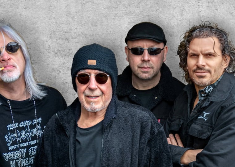 Pete Agnew (centro), único remanescente da formação original, lidera o Nazareth na Latin America Hits Tour 2026