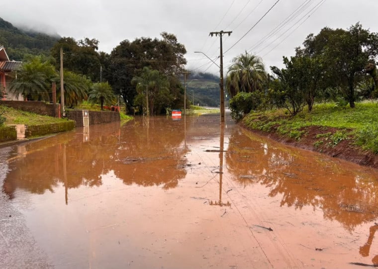 Rio está 50cm acima da cota de inundação