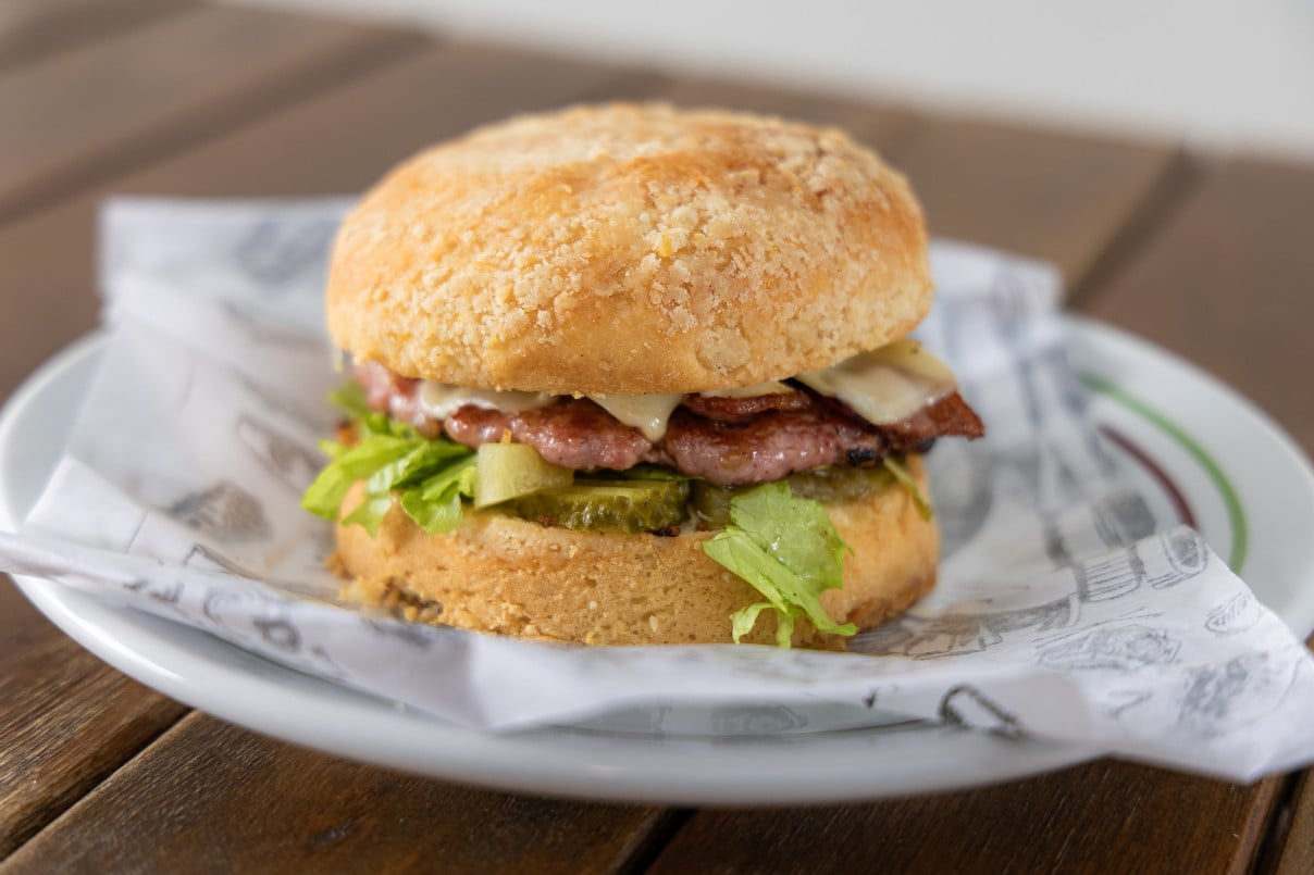 P&atilde;o do cuca burguer tem toque adocicado que real&ccedil;a o sabor da carne | JULIO DIAS/DIVULGA&Ccedil;&Atilde;O/CIDADES