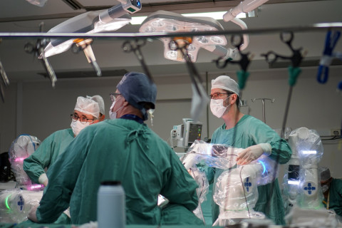 Hospital São Lucas da PUCRS alcança a marca de 100 cirurgias robóticas e consolida programa de inovação assistencial