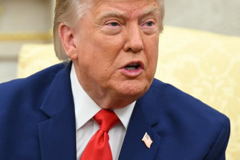 Trump ameaça atacar Omã por negociações com o Irã