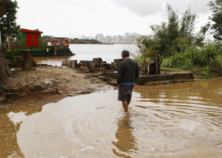 Nível do Guaíba sobe e avança sobre as ruas da Ilha da Pintada 