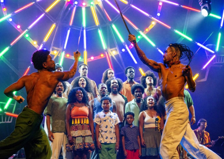 Musical encerra com grande roda de capoeira ao som do clássico tropicalista de Gilberto Gil 
