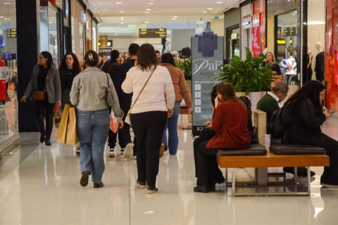 Trabalho no comércio aos feriados gera dúvidas