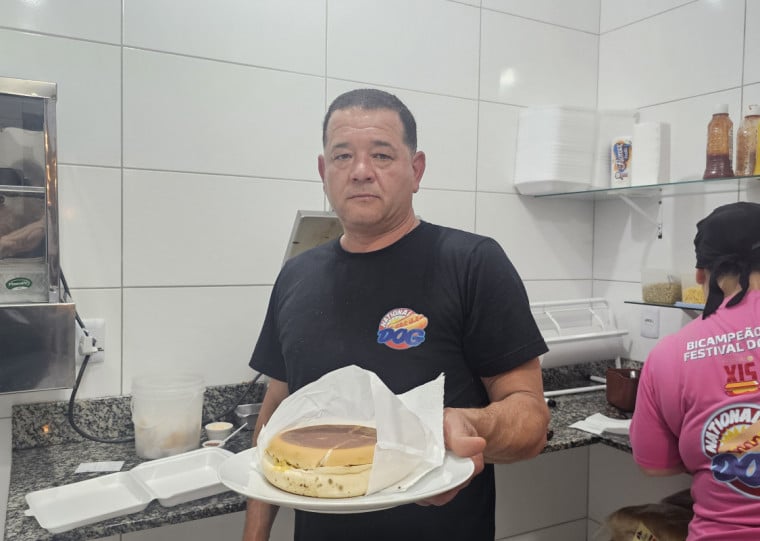 Proprietário do National Dog, Ademir Cavalheiro trabalha com a esposa, o sogro e mais três funcionários na produção diária