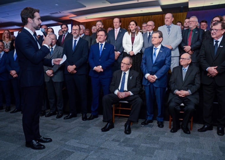 Leite (&agrave; esq.) declarou empossado o grupo que vai dirigir a federa&ccedil;&atilde;o at&eacute; 2030