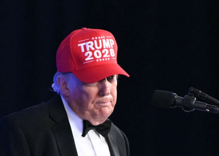 Trump reafirmou que vai concorrer uma terceira vez à Presidência e usou um boné escrito "Trump 2028"