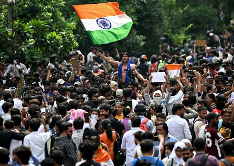 Milhares de indianos comemoram nas ruas de Nova Delhi a renúncia de Dharmendra Pradhan
