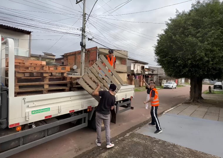 Equipes da Defesa Civil atuam no apoio dos desabrigados 