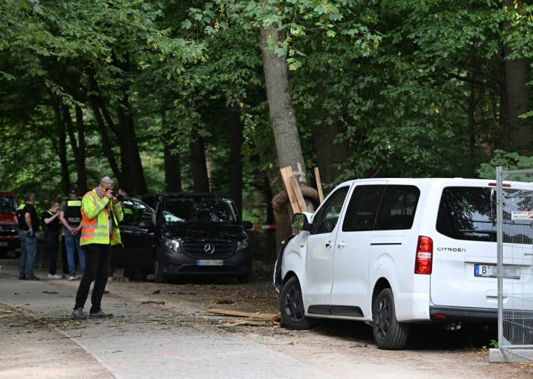 Ap&oacute;s atingir as pessoas, a van bateu em uma &aacute;rvore e foi encontrada abandonada