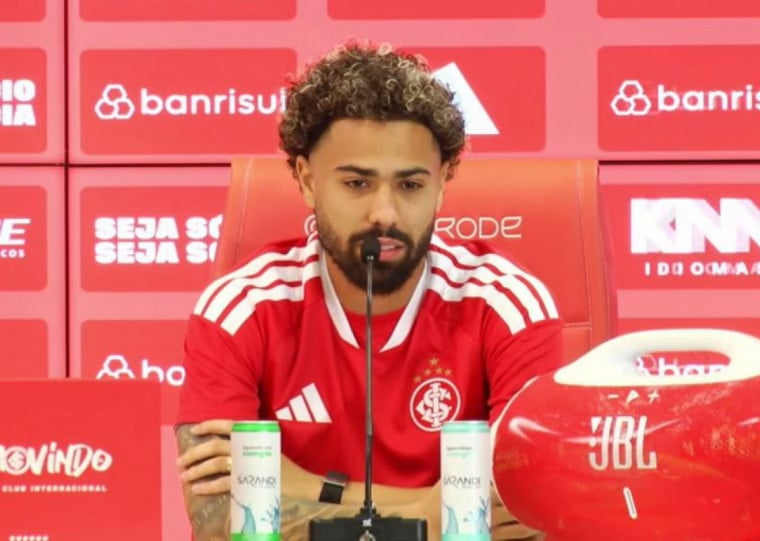 Jogador de 26 anos assina at&eacute; junho de 2027