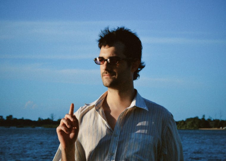  Projeto solo do compositor Felipe Brandão lança disco Que Coisa no palco do Espaço 512, nesta sexta-feira