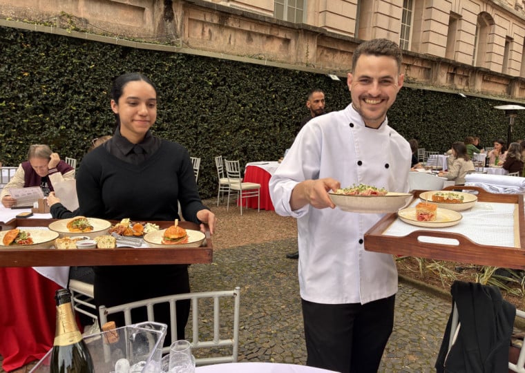 Matheus Monteiro mostra as novas opções no cardápio do Café da Catedral