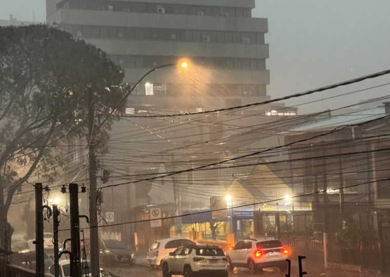 Fortes chuvas atingiram Porto Alegre no final da tarde desta segunda-feira (27)