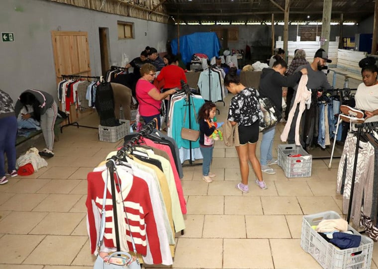 A estrutura, montada junto ao CTG Independência Gaúcha, oferece roupas, agasalhos, calçados e cobertores arrecadados por meio de doações da comunidade
