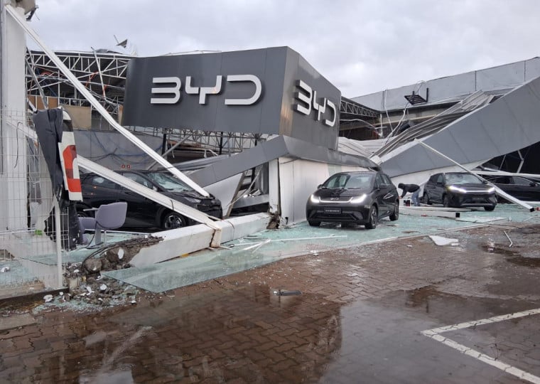 Temporal atingiu concessionária da BYD em Osório na madrugada desta terça-feira (28)