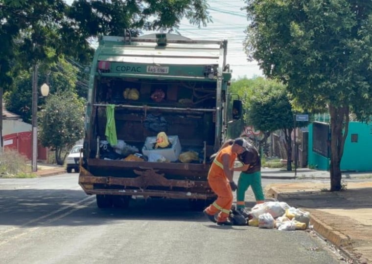 Entre as principais irregularidades identificadas está a utilização de apenas cinco caminhões para a execução dos serviços, embora a empresa tenha apresentado, na composição de custos do contrato, a operação com nove veículos