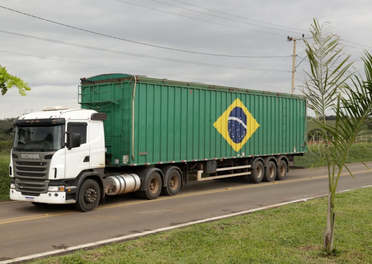 PG3 Caminhão com bandeira do Brasil